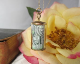 Zeldzame vintage bedelhanger van 9 karaats goud met een opgerold Brits bankbiljet van 1 pond erin, uniek cadeau-idee, TB609