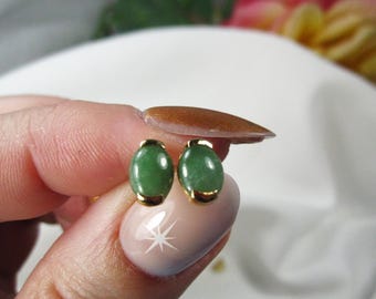 Elegant Vintage Jade Cabochon Stud Earrings in 9kt Gold, TB98