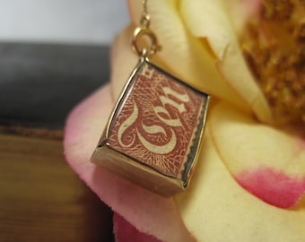 Unieke hanger uit het midden van de 20e eeuw van 9 karaats goud met een afbeelding van een Brits noodfonds van tien shilling, een zeldzame vondst, TB608