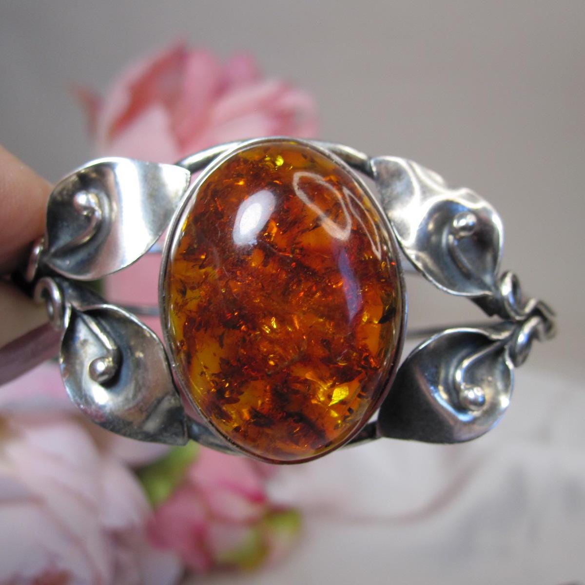琥珀と花のデザインが施されたヴィンテージシルバーのカフブレスレット