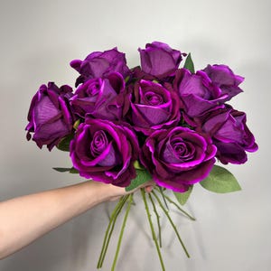 Flor de rosa morada con tallo y hojas, rosa artificial morada oscura para bodas, cabezas de flores violeta oscuro, rosa de seda para manualidades.