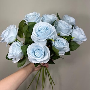 Hellblaue Rosen-künstliche Blumen-Köpfen mit Stiel staubige blaue Hochzeits-Rosen für Blumenstrauß DIY-Rosen-Real-Noten-Baby-blauer Himmel-Versorgungsmaterial-Blumen