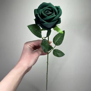 Szmaragdowozielona róża z łodygą Sztuczne ciemnozielone róże ślubne w kolorze myśliwskim Materiały DIY Rzemiosło Wystrój domu Aksamit Leśna zieleń Jedwab
