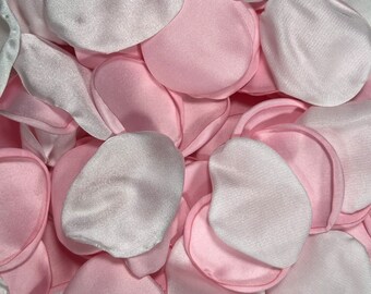 Puede incluir: Un montón de pétalos de rosa de satén rosa y blanco. Los pétalos son suaves y delicados, y serían perfectos para una boda u otra ocasión especial.