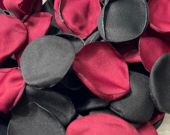 Svarta vinröda kronblad bröllopsdekoration blomflickblad svart bröllopsgångdekoration blomblad svart ceremonidekoration vinröda konfetti