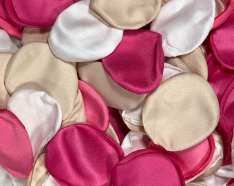 Puede incluir: Un montón de pétalos de rosa de tela en colores blanco, rosa y beige. Los pétalos están hechos de satén y tienen una textura suave y sedosa.