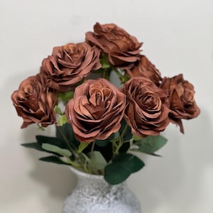 Ramo de flores artificiales de terracota color marrón chocolate para boda, ramo de seda color óxido con tallos color terracota.