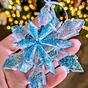 Adorno de copo de nieve 3D con purpurina azul