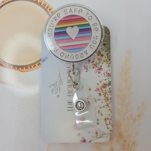Regenbooggestreepte acryl badgehouder met intrekbare haspel - ID-kaartclip verpleegkundige arts - Safe Heart-ontwerp Acceptatie en inclusiviteit LGTBQ+