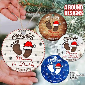 Op de afbeelding: Vier ronde kerstversieringsontwerpen met een witte, bruine, blauwe en witte achtergrond met een paar babyvoetjes en de tekst "Merry Christmas Mama & Papa Tot ziens in 2025".
