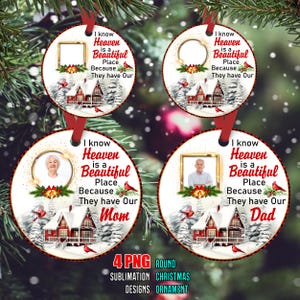 Könnte beinhalten: Vier runde Weihnachtskugeln mit einer Winterszene und einem Fotorahmen. Die Kugeln haben den Text "Ich weiß, der Himmel ist ein wunderschöner Ort, weil sie unsere Mama haben" und "Ich weiß, der Himmel ist ein wunderschöner Ort, weil sie unseren Papa haben".