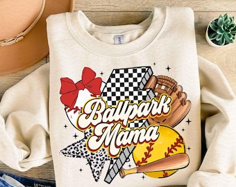 Mamá de béisbol de softbol PNG, Mamá de estadio de béisbol retro Png, Vibraciones del día del juego, Deportes de coqueta con lazo Png, Mamá de béisbol a cuadros Png, Mamá de softbol Png