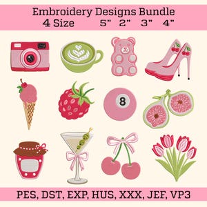 Op de afbeelding: Een verzameling roze en groene borduurontwerpen, waaronder een camera, koffiekopje, gummybeer, high heel, ijsje, framboos, biljartbal, vijgen, pot, martini, kersen en tulpen. Tekst: "Embroidery Designs Bundle" en maat informatie.