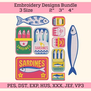 Op de afbeelding: Een verzameling borduurontwerpen met vis- en sardineblikmotieven. Ontwerpen omvatten een blauwe vis met bloemendetails, verschillende sardineblikillustraties en het woord "Sardines". Maten: 5 cm, 7.6 cm en 10 cm.