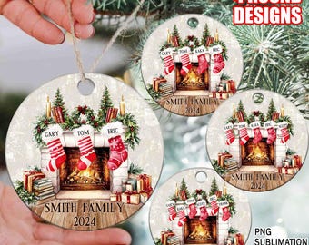 Op de afbeelding: Vier ronde kerstballen met een ontwerp van een open haard en kousen. Elke bal heeft een andere familienaam en het jaar 2024. De ballen zijn wit met een glinsterende afwerking.