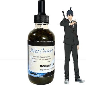 Könnte beinhalten: Eine dunkle Glasflasche mit schwarzer Pipette, gefüllt mit einer schimmernden grünen Flüssigkeit. Das Etikett lautet "DEVILS CONTRACT" und listet die Inhaltsstoffe auf. Rechts steht eine Anime-Figur in einem schwarzen Anzug.