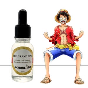 Può includere: Una bottiglia di vetro trasparente con tappo contagocce nero e un'etichetta che recita "THE GRAND LINE" con oli essenziali. Accanto, un'illustrazione a cartoni animati di un personaggio con camicia rossa, pantaloncini blu e cappello di paglia.