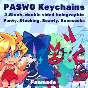Könnte beinhalten: PASWG Schlüsselanhänger mit Anime-Charakteren. Die Schlüsselanhänger sind 6,35 cm groß, doppelseitig und holografisch. Die Charaktere sind Panty, Stocking, Scanty und Kneesocks. Das Wort "Fanmade" ist ebenfalls sichtbar.