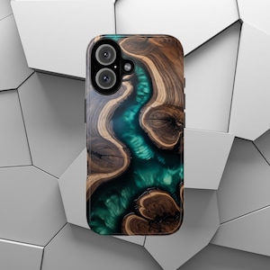 Pode incluir: Uma capa de telefone com um design único em madeira e resina. A capa apresenta um padrão de redemoinho de madeira marrom e resina turquesa, criando uma estética natural e fluida. A capa tem um acabamento brilhante e um recorte para uma câmera de lente dupla.