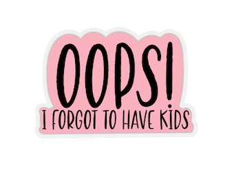 Op de afbeelding: Een roze sticker met het woord "OOPS!" in grote zwarte letters en de zin "I FORGOT TO HAVE KIDS" in kleinere zwarte letters eronder. De sticker heeft een witte rand.