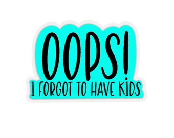Op de afbeelding: Een turquoise blauwe sticker met een witte rand en de tekst "Oops! Ik ben vergeten kinderen te krijgen" in het zwart.