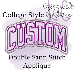 Op de afbeelding: Paarse "CUSTOM"-tekst in een college-lettertype met een witte omtrek en grijze schaduw. De tekst is gebogen en heeft een applicatie-effect met dubbele satijnsteek. De tekst staat op een witte achtergrond met een paarse aquarel-wassing.