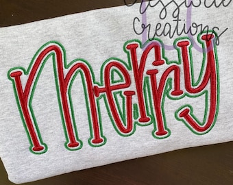 Op de afbeelding: Een grijs sweatshirt met het woord "Merry" geborduurd in rood en groen.