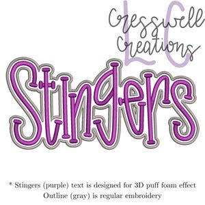 Op de afbeelding: Een paars "Stingers" tekstontwerp met een grijze omtrek, perfect voor borduurwerk. De tekst is ontworpen voor een 3D puff foam effect. De afbeelding bevat ook de tekst "Cresswell Creations".