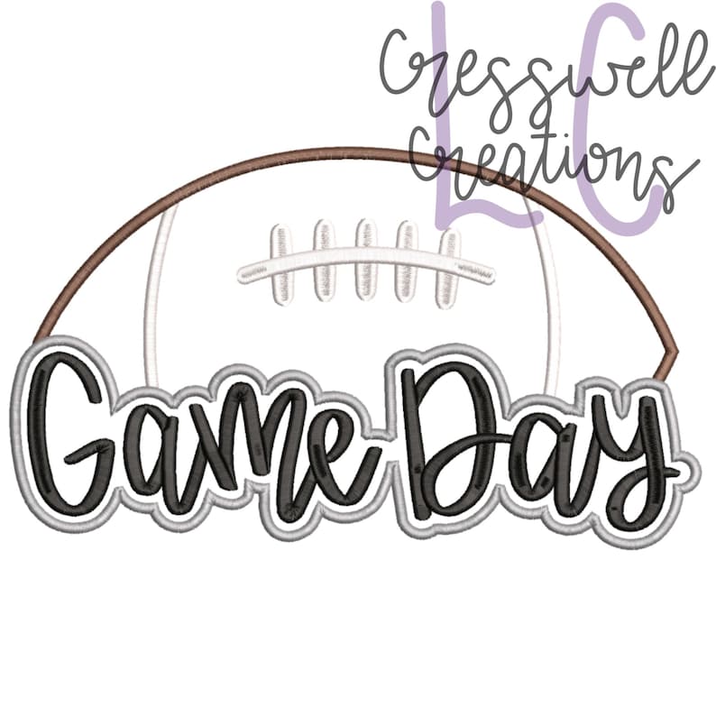 Puede incluir: Un dise&ntilde;o de bordado en blanco y negro de una pelota de f&uacute;tbol con el texto "Game Day" debajo. La pelota de f&uacute;tbol es marr&oacute;n y blanca con cordones.