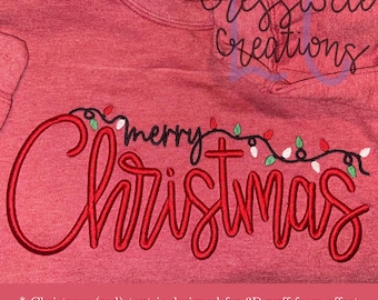 Op de afbeelding: Rode sweatshirt met de geborduurde tekst "Merry Christmas" in het rood, met een slinger van kerstverlichting erboven. De tekst "Cresswell Creations" staat in de rechterbovenhoek. De tekst onderaan luidt "Christmas (red) text is designed for 3D puff foam effect".