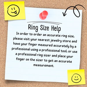 Op de afbeelding: Een gele sticky note met de tekst "Ring Size Help" op een kurkboard. De tekst legt uit hoe je een nauwkeurige ringmaat kunt krijgen door een juwelier te bezoeken of een ringmaatmeter te gebruiken.