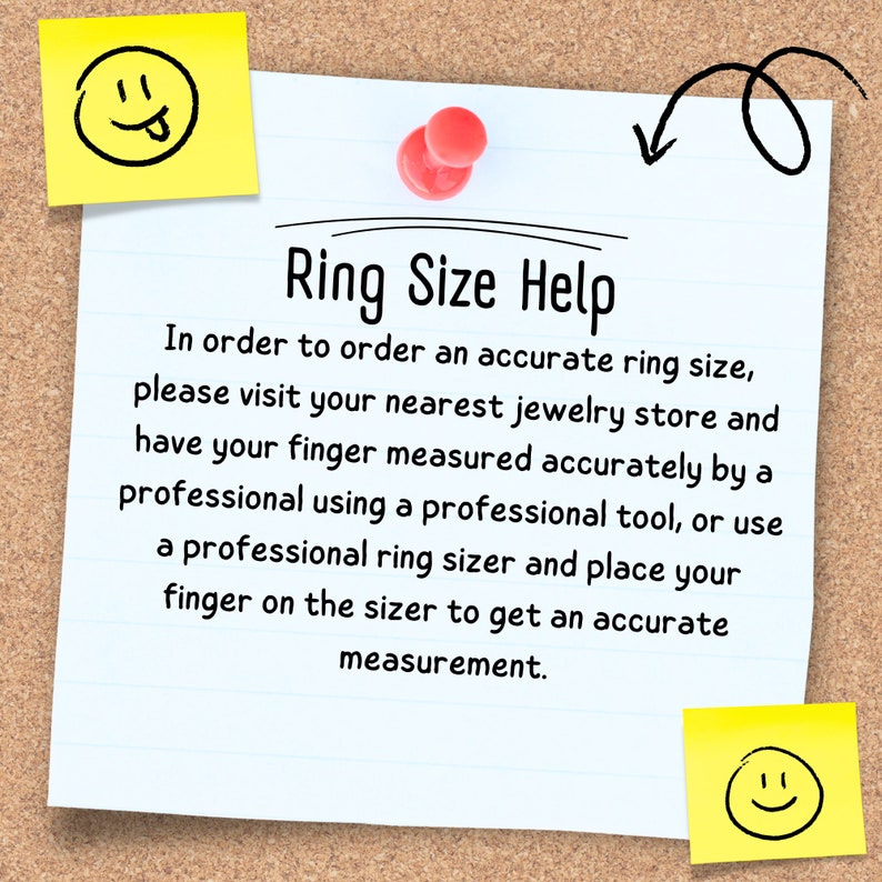 Op de afbeelding: Een gele sticky note met de tekst "Ring Size Help" op een kurkboard. De tekst legt uit hoe je een nauwkeurige ringmaat kunt krijgen door een juwelier te bezoeken of een ringmaatmeter te gebruiken.