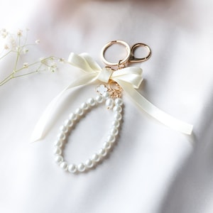 Llavero de perla y cinta, elegante accesorio de bolso para mujer, idea de regalo para su mejor amiga, llavero estético para mujer, llavero de lujo
