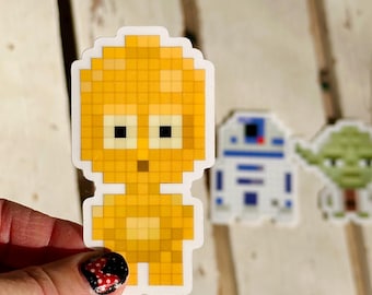 Naklejka pikselowa C-3PO — retro winylowa naklejka z droidem science fiction