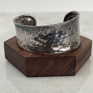 Bracciale a polsino in argento Sterling vintage - Fatto a mano negli anni &#39;80 - Bracciale a polsino asimmetrico Mid-Century realizzato in argento sterling 925