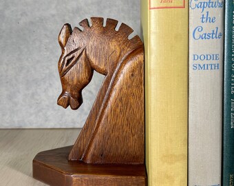 Serre-livres en bois sculpté de cheval grec - Arrêt de livre en bois sculpté moderne du milieu du siècle avec tête de cheval - Support de livre équin - MCM Office Decor