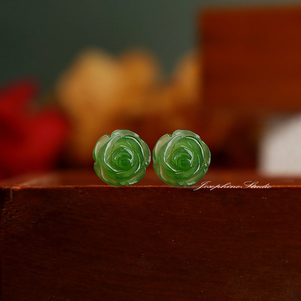 Pendientes de sementales de jade verde hetiano, pendientes delicados elegantes con forma de flor tallada a mano, pendientes de sementales curativos minimalistas delicados, regalo para ella