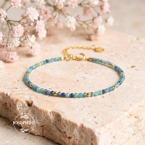 Pulsera minimalista de cuentas delicadas de piedras preciosas, chapada en oro, con cuentas de turmalina azul de 2 mm y cristal. Ideal para la sanación, la meditación y la protección.