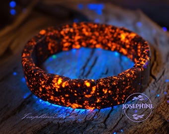 Yooperlite Stretch Bracelet Crystal Bangle, UV Reactive Fluorescent Sodalite Flame Stone Bracelet, Glowing Bracelet for Women Men