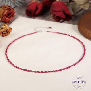 Pu&ograve; includere: Una delicata collana di pietre preziose rosse con chiusura in argento. La collana &egrave; realizzata con piccole perle rotonde ed &egrave; perfetta per essere sovrapposta ad altre collane.