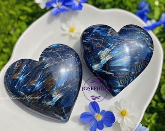 Piedra de arfvedsonita en forma de corazón de más de 2" / Piedra de fuego azul intenso / Piedra de palma pulida en forma de corazón / Regalo de sanación con cristales energéticos de 5-8 cm