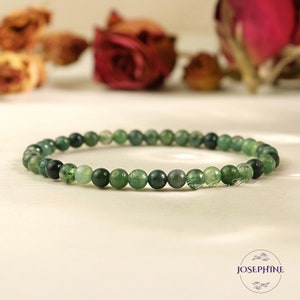 Puede incluir: Un brazalete de cuentas de ágata verde con un diseño sencillo. El brazalete está hecho de pequeñas cuentas redondas que están enhebradas en un cordón elástico transparente.
