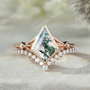 Unique Kite Cut Moss Agate Engagement Ring Set Rose Gold Moissanite Curved Wedding Band Bridal Wedding Ring Set For Women Vintage Jewelry
