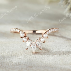 Anello nuziale curvo con moissanite taglio a pera vintage, anello nuziale in oro rosa con perle, anello nuziale abbinato con promessa personalizzata, regalo di anniversario per lei