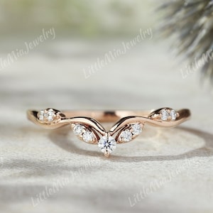 Vintage Curved Moissanite Wedding Band Art Deco Gold Wedding Band Stacking Rings For Women Personalized Gifts Delicate Diamond Wedding Band
