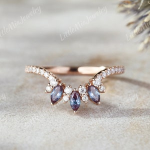 Art Deco Alexandrite gebogen trouwring Marquise Alexandrite stapelringen voor vrouwen Halve eeuwigheid trouwring 14k gouden ringen voor vrouwen