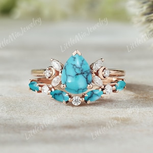 Conjunto único de anillo de compromiso con turquesa de corte pera. Anillo de bodas único de turquesa marquesa en oro rosa. Conjunto de anillo con piedra de nacimiento de diciembre. Conjunto nupcial.