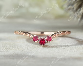 Alliance unique en rubis, or rose, brindille inspirée de la nature, bague de mariage incurvée avec pierres précieuses rouges, bague de promesse personnalisée pour femme, bijoux de Noël