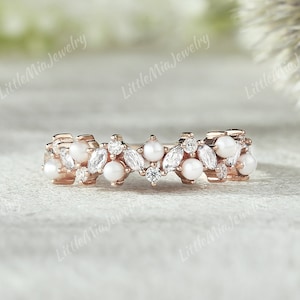 Anillo de boda único con perlas, anillo de boda de oro rosa con moissanita, anillo de promesa de media eternidad, anillo apilable de moissanita a juego, regalo para ella.