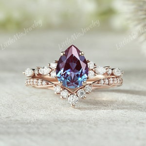 Conjunto de anillo de compromiso de pera y alejandrita, Alianza de boda curvada de moissanita de oro rosa, Conjunto de anillo de promesa de piedras preciosas moradas, Conjunto nupcial de alejandrita